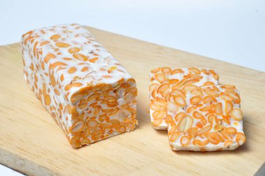 Sofrada bir dilim tempeh