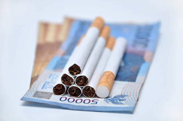 Cigarro com dinheiro — Fotografia de Stock