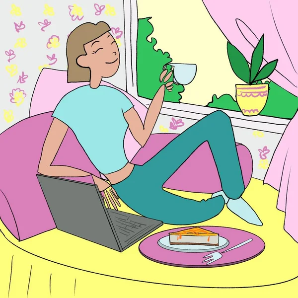 Счастливая веселая девушка с чашкой вкусного напитка и торта дома перед компьютером — стоковое фото