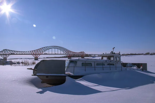 Ein Kleines Boot Ufer Eines Zugefrorenen Flusses Hintergrund Einer Straßenbrücke — Stockfoto