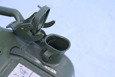 Yakıt için çelik Alman tenekelerini açın.