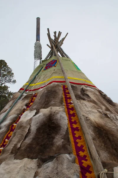 Chum是Khanty人的传统居住地 一种锥形的手提式住宅 由一根杆子构成 上面覆盖着桦树皮 毛毡或鹿皮 — 图库照片