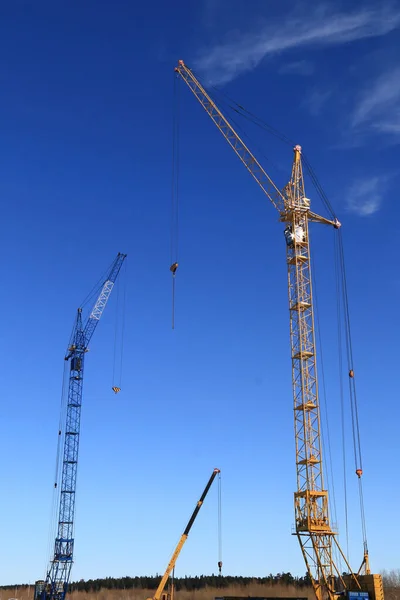 Três Guindastes Estão Trabalhando Construção Edifício Dois Guindastes Torre Alta — Fotografia de Stock