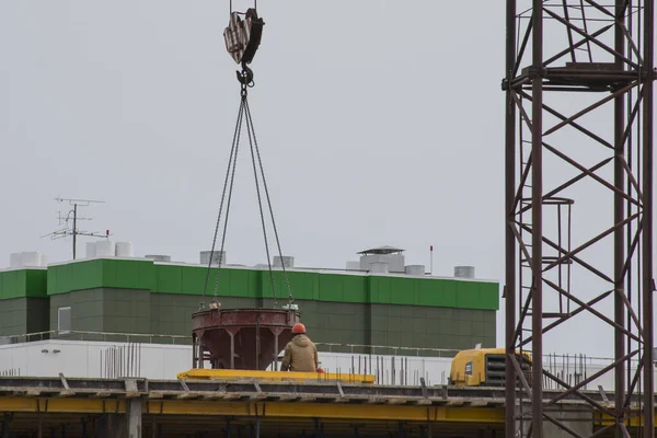 Construtor Senta Telhado Uma Casa Construção Guindaste Abaixa Funil Para — Fotografia de Stock