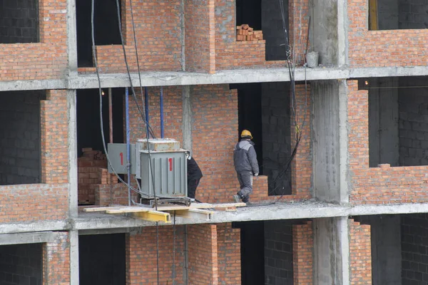 Trabalhadores Construção Prédio Apartamentos Construtores Estão Trabalhando Construção Edifício Residencial — Fotografia de Stock