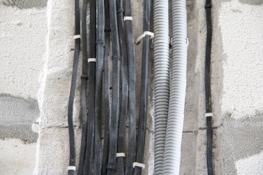 Bir konut binasının elektrik kablolarının çoğu düzgünce odanın duvarına monte edilmiştir. Elektrik işi.