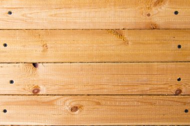 Kara vidayla sabitlenmiş ince kaplama tahtadan duvar. Ahşap doku, sıcak ahşap gölge..