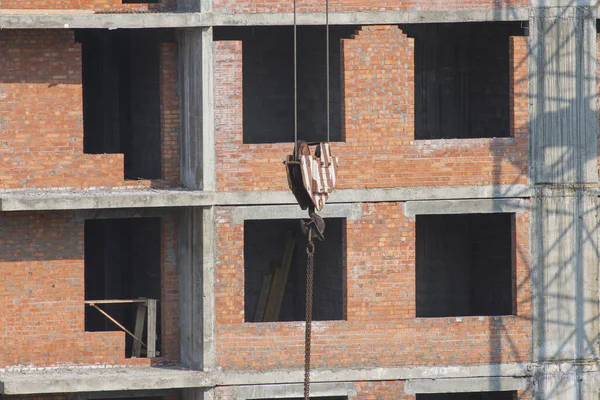 Torre Guindaste Gancho Pendurado Fundo Edifício Residencial Vários Andares Construção — Fotografia de Stock