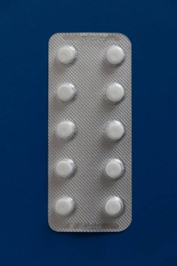 Haplı gümüş kabarcık. Paket başına on beyaz hap. İlaçlar ve tedavi