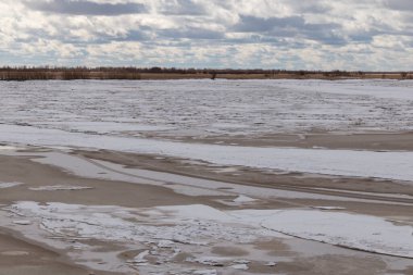 Sibirya 'da bahar, nehirlerde ve kanallarda buzlar erir. Buz kütleleri temiz su açar. Bahar manzarası.