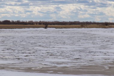 Bahar buzu ince, kırılgan ve tehlikelidir. Etrafta dolaşmak tehlikelidir.