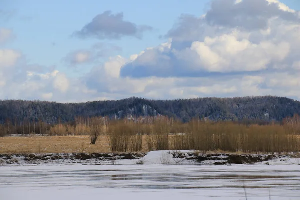 Gegenüberliegenden Ufer Des Zugefrorenen Flusses Sieht Man Einen Hügel Mit — Stockfoto
