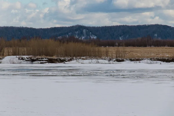 Nördliche Landschaft Eisschmelze Fluss Der Ferne Hügel Mit Dichtem Nadelwald — Stockfoto