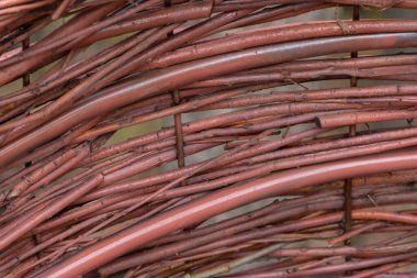 Renklerle boyanmış metal bir çerçeve etrafında hasır bir bank yapma tekniği