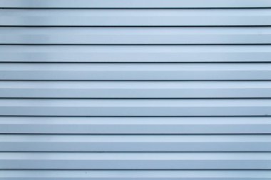 Binanın duvarı metal kaplamalarla kaplı. Binaları kaplamak için modern malzeme