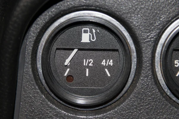 Bir Arabanın Torpido Gözünde Yakıt Seviyesinin Yuvarlak Göstergesi Sıfırdaki — Stok fotoğraf