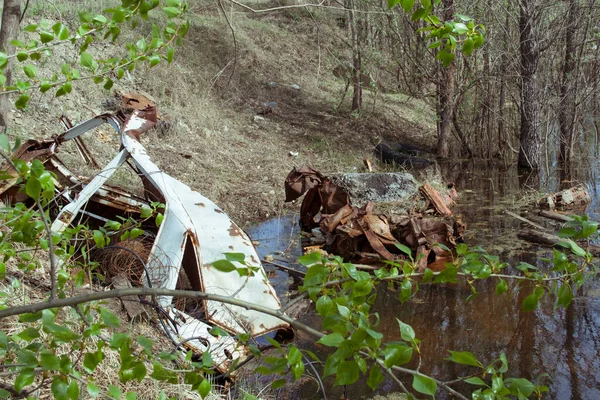 Nature Pollution Dump Lake Crumpled Car Body Other Garbage Dumped — Stock Photo, Image