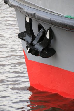 Büyük siyah çapa kalkıştan önce nehir botu tarafından kaldırıldı.