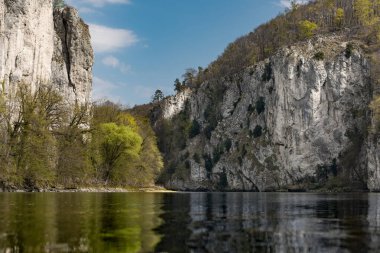 Almanya 'nın Kelheim kentindeki Tuna' da bir atılım.