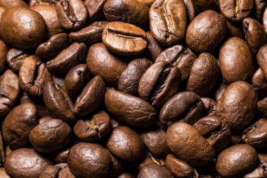 Viele Gerstete Kaffeebohnen. Fotoğraf çekimi mit Makronesektiv.