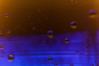 Viele Kleine Olivenltropfen in einem Glas mit Wasser.