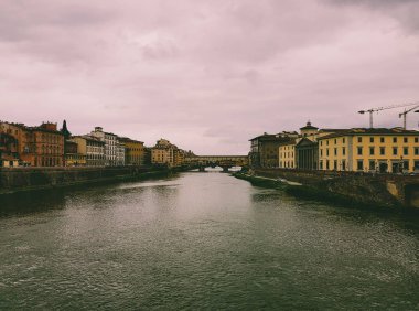 Ponte Vecchio ve Floransa 'daki binalar bulutlu bir günde köprüden vuruldu..