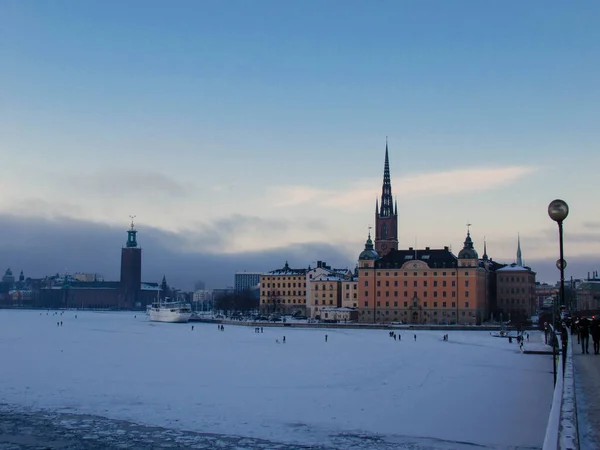 一月下午在斯德哥尔摩冰封的海面上行走的人们 — 图库照片