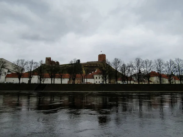 Zamek Gediminas Wilnie Widziany Nad Rzeką Neris — Zdjęcie stockowe