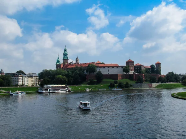 Κάστρο Wavel Στην Κρακοβία Και Βάρκες Στον Ποταμό Veiksel — Φωτογραφία Αρχείου