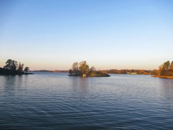 Острівний Пейзаж Осінньому Сході Сонця Красивими Синіми Помаранчевими Кольорами — стокове фото