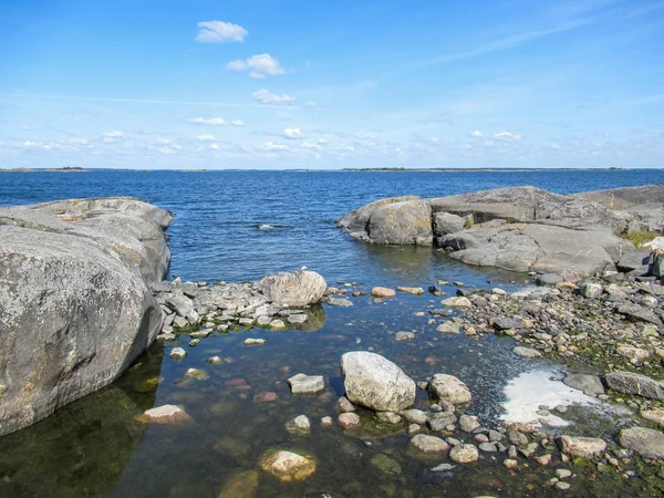 Strandrotsen Blauwe Zee Lucht Met Verschillende Kleine Witte Wolken — Stockfoto