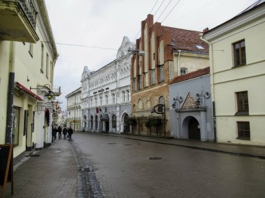 Gri bir günde Vilnius Old Town 'dan sokak manzarası.