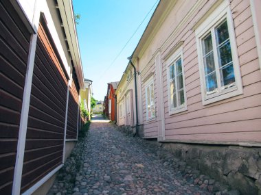 Pembe ahşap evler ve dik bir kaldırım taşı sokak..