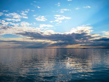 Bir yaz gecesinde güzel bulutlu deniz manzarası.