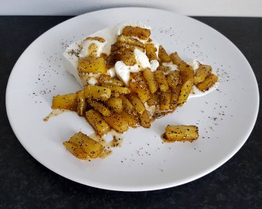 Karamelli ananas, vanilyalı dondurma ve karabiberli ev yapımı tatlı..