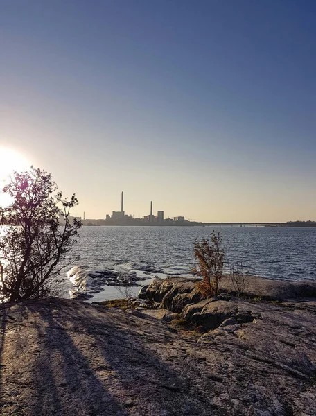 Zee Landschap Met Rotsen Bomen Aan Voorkant Elektriciteitscentrale Brug Achtergrond — Stockfoto