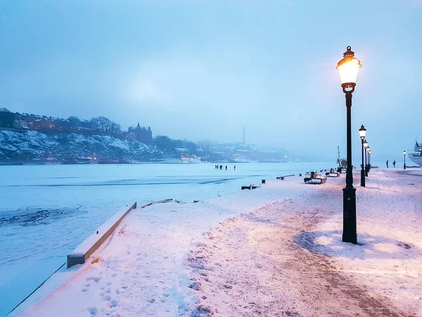 Stockholm 'de kış öğleden sonra. Donmuş deniz, sokak lambaları ve biraz sis vardı..
