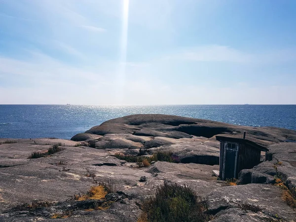 Eilandenlandschap Met Rotsen Weinig Planten Open Zee Met Twee Schepen — Stockfoto