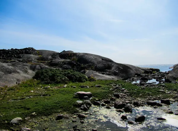 Paisaje Insular Con Rocas Grises Hierba Verde Cielo Azul Con — Foto de Stock