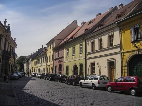 Carros Estacionados Frente Pequenas Casas Coloridas Budapeste — Fotografia de Stock