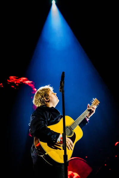 Amsterdam Netherlands February 2020 Lewis Capaldi Playing Guitar While Show — Stock Photo, Image