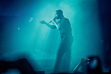 Drake dünya turnesinde performans sergiliyor. 2017, Ziggo Dome.