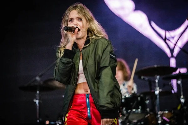 Tove Performing Stage Music Festival — Stock Photo, Image