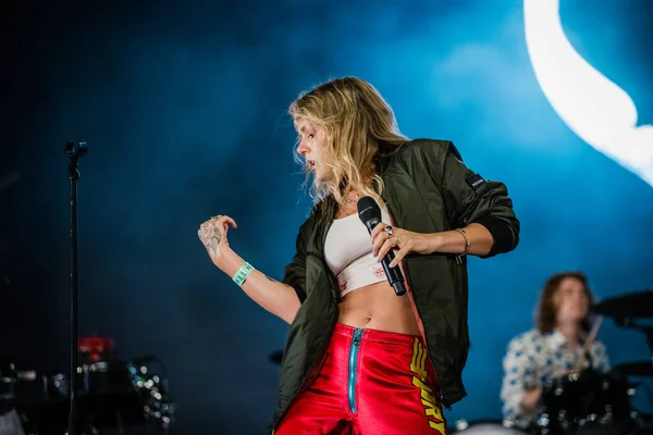 Tove Performing Stage Music Festival — Stock Photo, Image