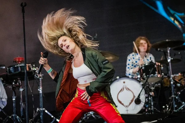 Tove Treedt Tijdens Muziekfestival — Stockfoto