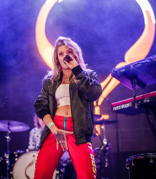 Tove Performing Stage Music Festival — Stock Photo, Image