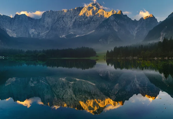 Ορεινή λίμνη στις Άλπεις — Φωτογραφία Αρχείου