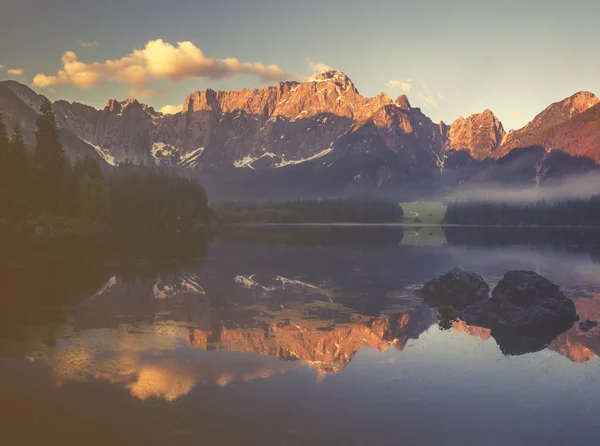 Lago di montagna nelle Alpi — Foto Stock