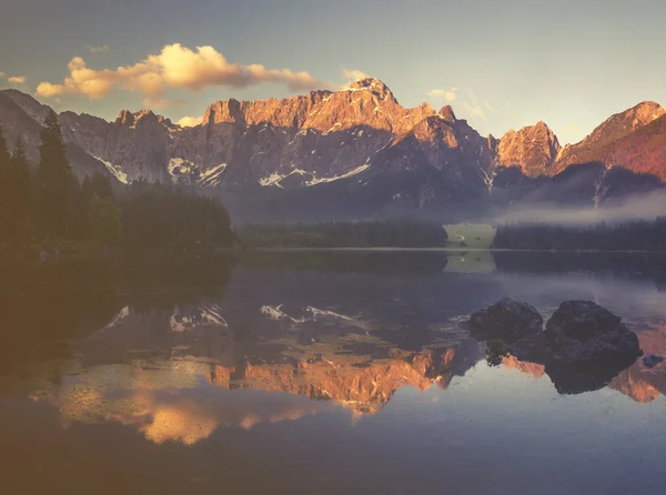 Lago de montanha nos alpes — Fotografia de Stock