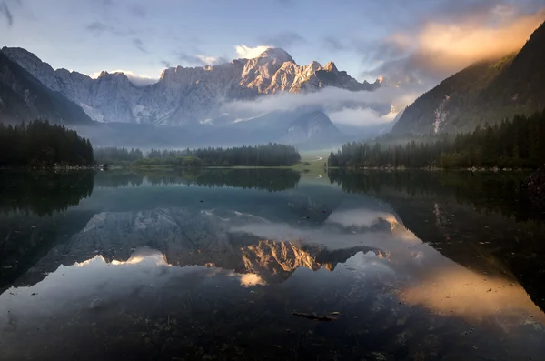 Lago di montagna nelle Alpi — Foto Stock